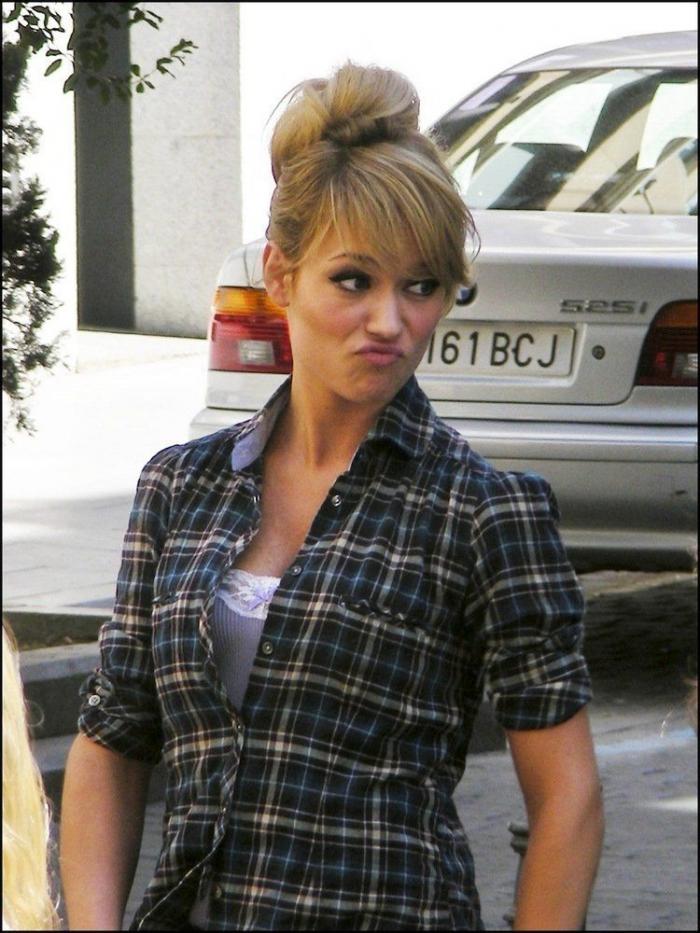 Patricia Conde enseña su truco para no aburrirse en el gimnasio: un libro