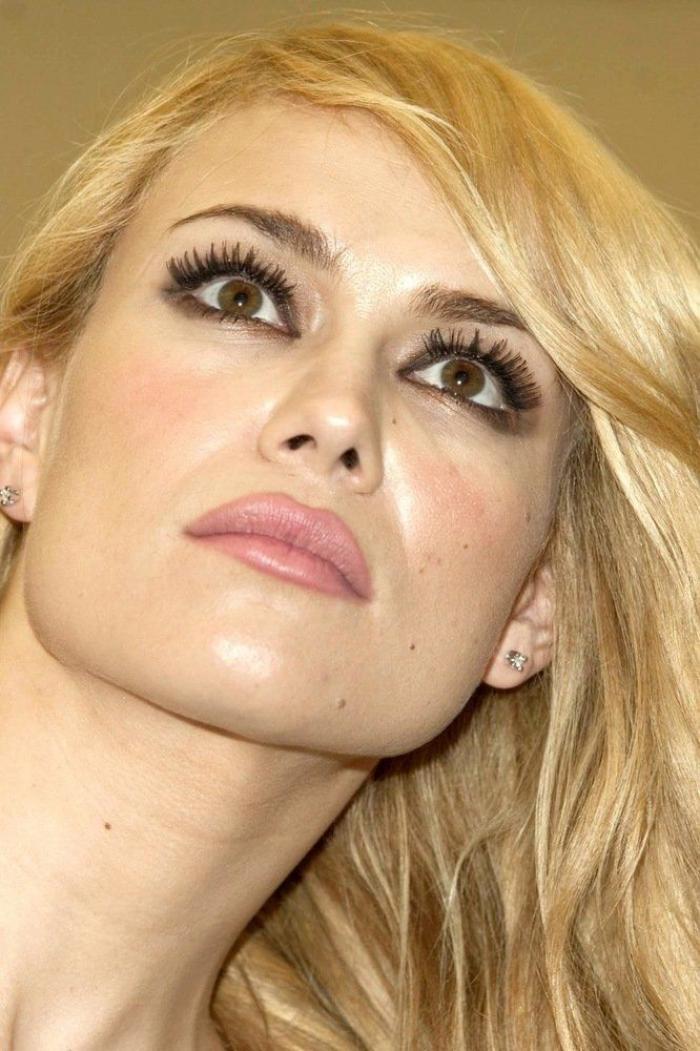 Patricia Conde enseña su truco para no aburrirse en el gimnasio: un libro