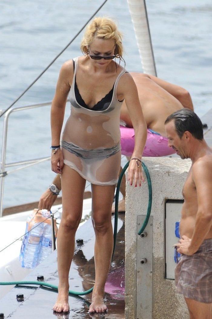 Patricia Conde enseña su truco para no aburrirse en el gimnasio: un libro