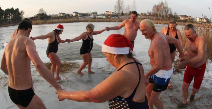 Año 2013: Gente bañándose para celebrar el año nuevo (FOTOS)