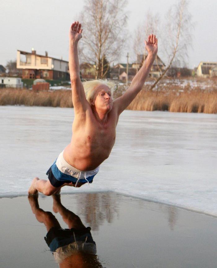 Año 2013: Gente bañándose para celebrar el año nuevo (FOTOS)