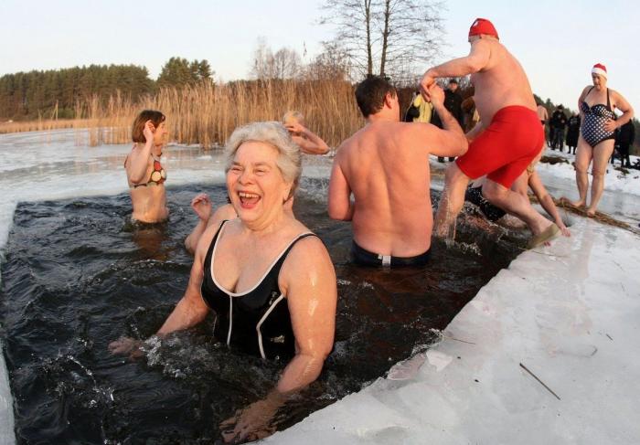 Año 2013: Gente bañándose para celebrar el año nuevo (FOTOS)
