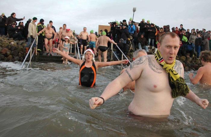 Año 2013: Gente bañándose para celebrar el año nuevo (FOTOS)
