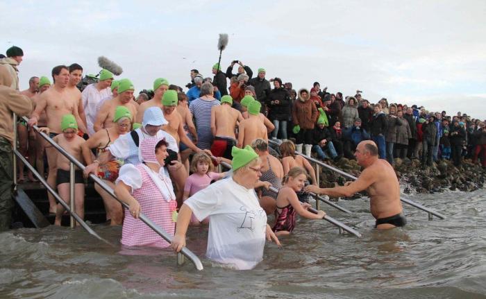 Año 2013: Gente bañándose para celebrar el año nuevo (FOTOS)