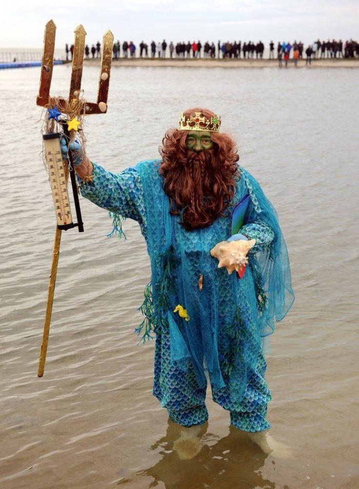 Año 2013: Gente bañándose para celebrar el año nuevo (FOTOS)