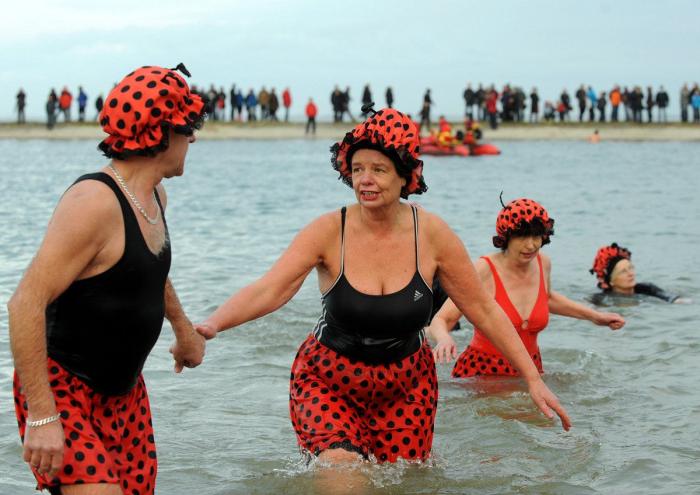 Año 2013: Gente bañándose para celebrar el año nuevo (FOTOS)