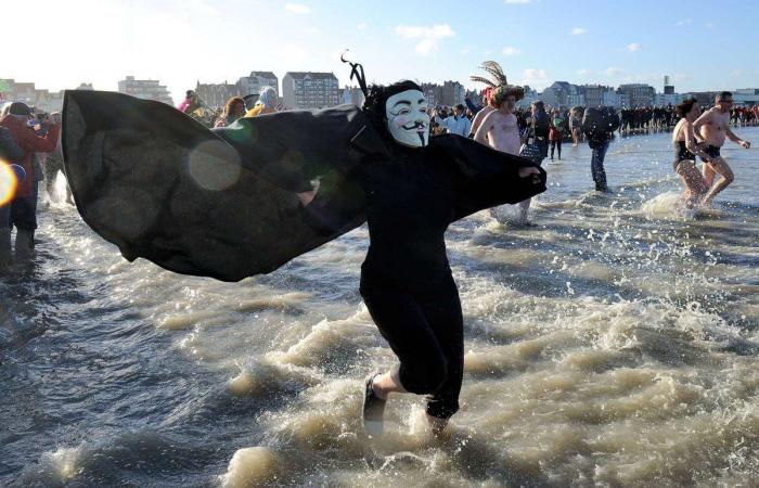Año 2013: Gente bañándose para celebrar el año nuevo (FOTOS)