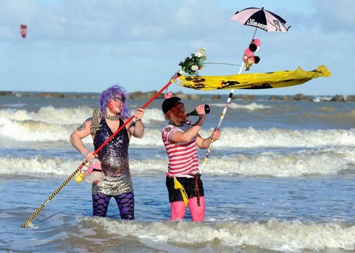 Año 2013: Gente bañándose para celebrar el año nuevo (FOTOS)