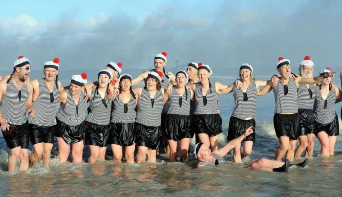 Año 2013: Gente bañándose para celebrar el año nuevo (FOTOS)