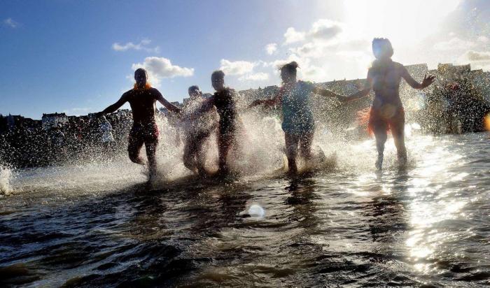 Año 2013: Gente bañándose para celebrar el año nuevo (FOTOS)