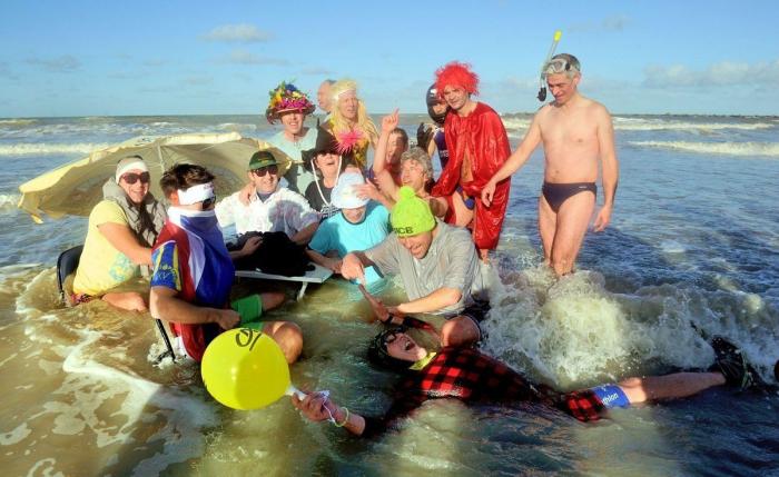 Año 2013: Gente bañándose para celebrar el año nuevo (FOTOS)