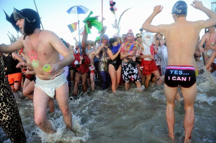 Año 2013: Gente bañándose para celebrar el año nuevo (FOTOS)