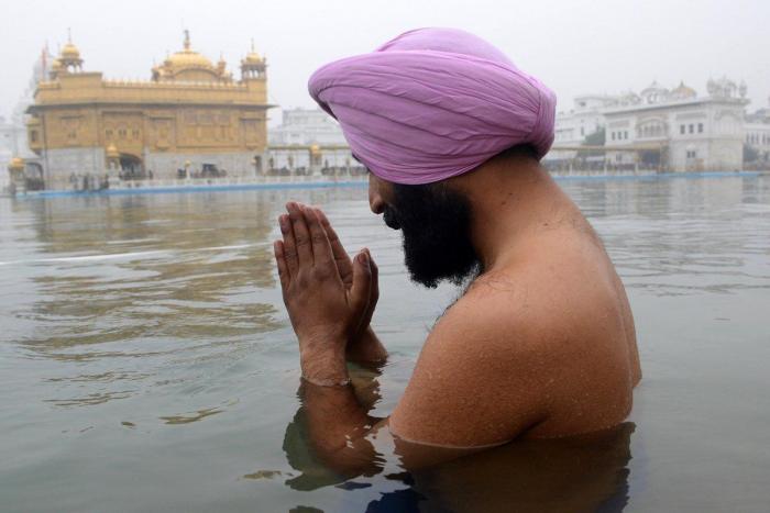 Año 2013: Gente bañándose para celebrar el año nuevo (FOTOS)
