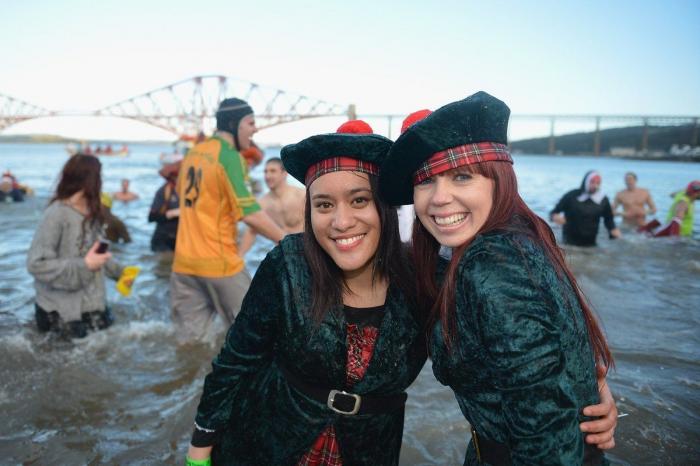 Año 2013: Gente bañándose para celebrar el año nuevo (FOTOS)