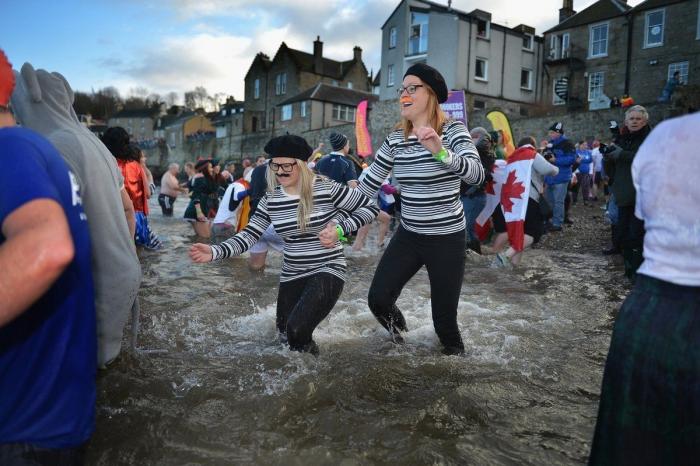 Año 2013: Gente bañándose para celebrar el año nuevo (FOTOS)