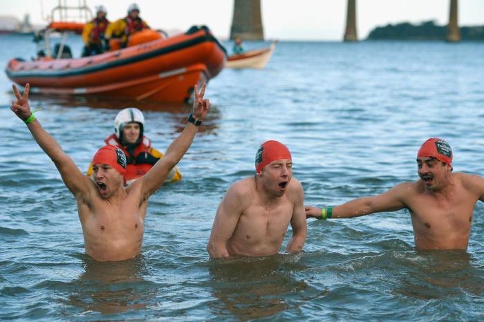 Año 2013: Gente bañándose para celebrar el año nuevo (FOTOS)