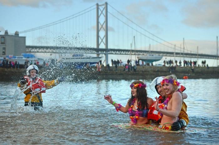 Año 2013: Gente bañándose para celebrar el año nuevo (FOTOS)