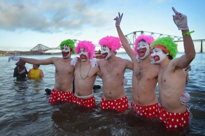 Año 2013: Gente bañándose para celebrar el año nuevo (FOTOS)