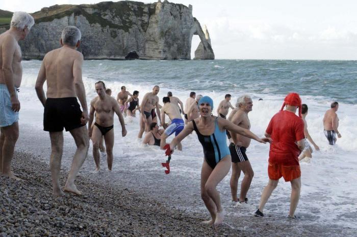 Año 2013: Gente bañándose para celebrar el año nuevo (FOTOS)