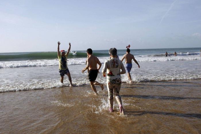 Año 2013: Gente bañándose para celebrar el año nuevo (FOTOS)