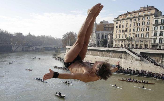 Año 2013: Gente bañándose para celebrar el año nuevo (FOTOS)