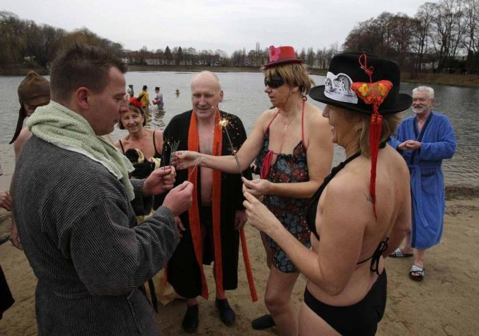Año 2013: Gente bañándose para celebrar el año nuevo (FOTOS)