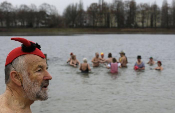 Año 2013: Gente bañándose para celebrar el año nuevo (FOTOS)