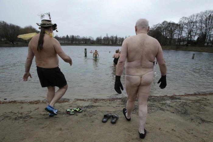 Año 2013: Gente bañándose para celebrar el año nuevo (FOTOS)