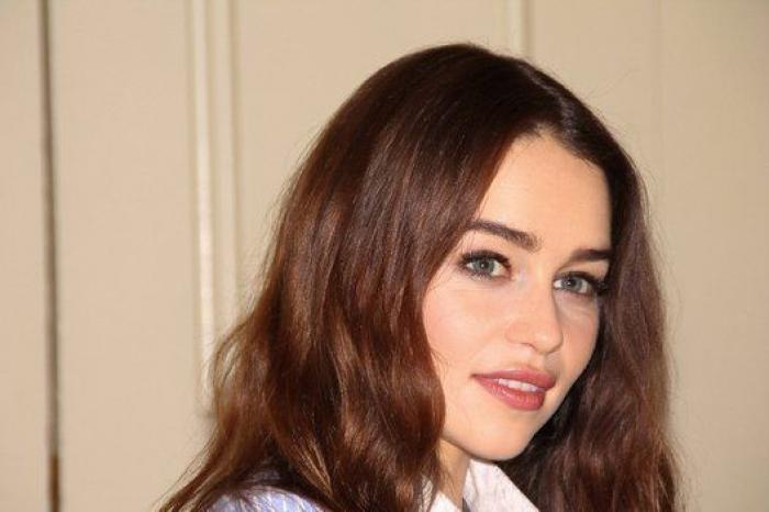 Emilia Clarke, borracha y retocada para su posado como la mujer más sexy del mundo en 'Esquire'