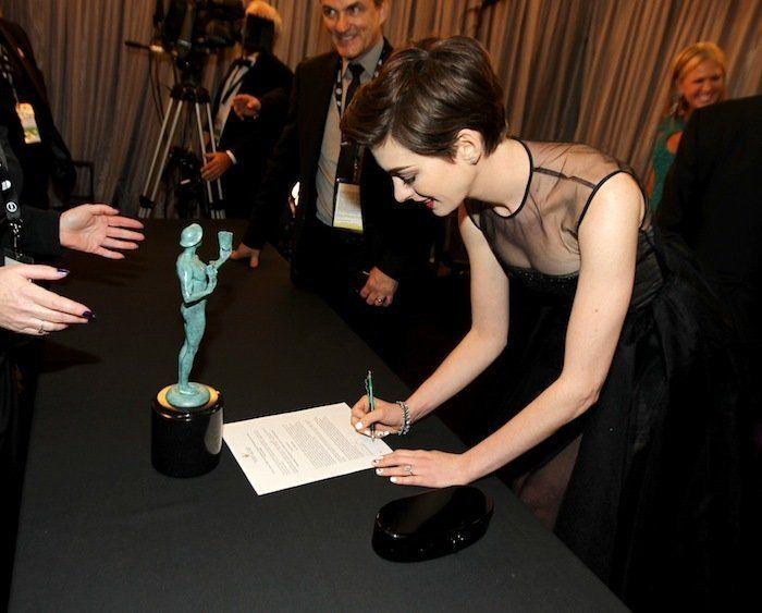 Descuidos de famosas: Jennifer Lawrence con vestido "roto" en los premios del Sindicato de Actores (FOTOS, GIF)