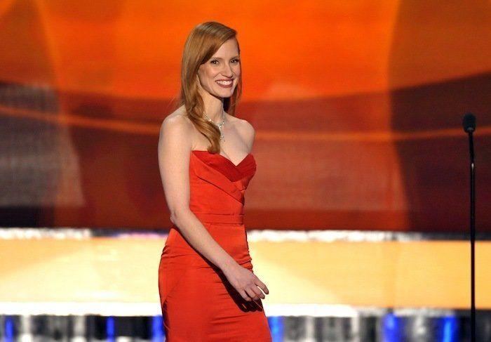 Descuidos de famosas: Jennifer Lawrence con vestido "roto" en los premios del Sindicato de Actores (FOTOS, GIF)