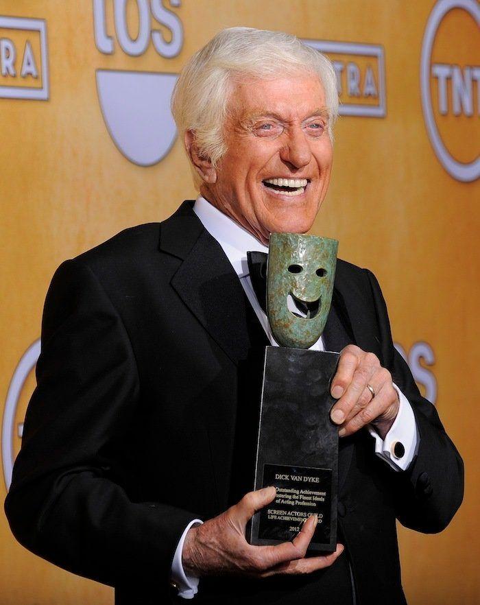 Descuidos de famosas: Jennifer Lawrence con vestido "roto" en los premios del Sindicato de Actores (FOTOS, GIF)