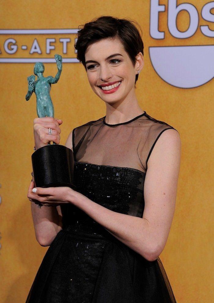 Descuidos de famosas: Jennifer Lawrence con vestido "roto" en los premios del Sindicato de Actores (FOTOS, GIF)