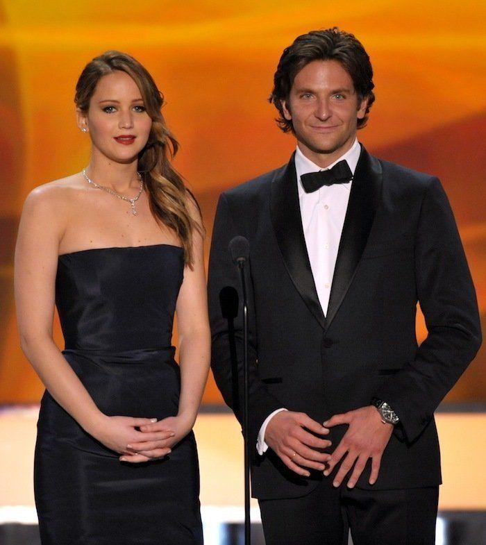 Descuidos de famosas: Jennifer Lawrence con vestido "roto" en los premios del Sindicato de Actores (FOTOS, GIF)