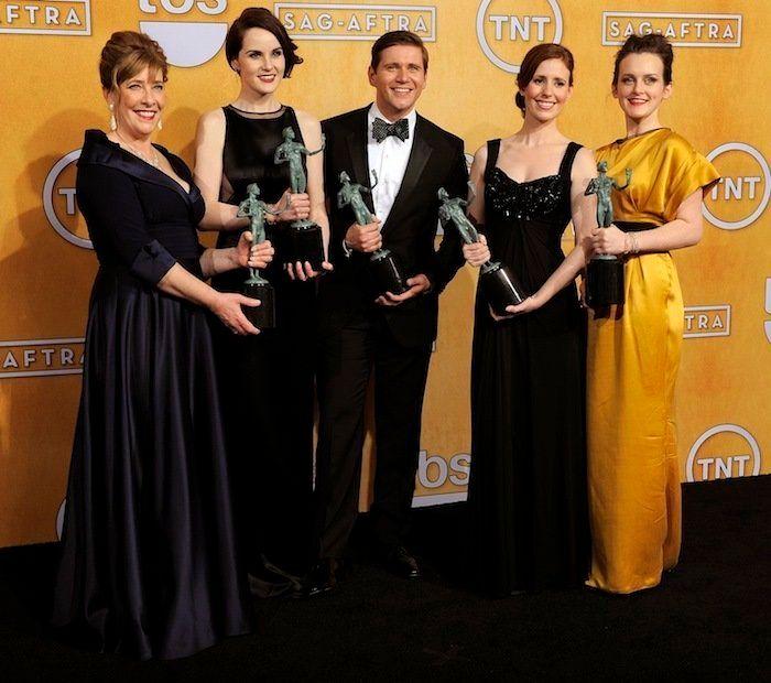 Descuidos de famosas: Jennifer Lawrence con vestido "roto" en los premios del Sindicato de Actores (FOTOS, GIF)