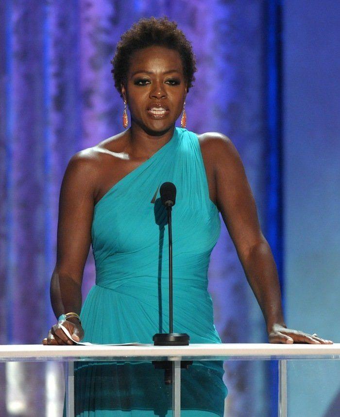 Descuidos de famosas: Jennifer Lawrence con vestido "roto" en los premios del Sindicato de Actores (FOTOS, GIF)