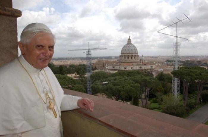 Lombardi reconoce que el papa se golpeó la cabeza con el lavabo durante su viaje a México