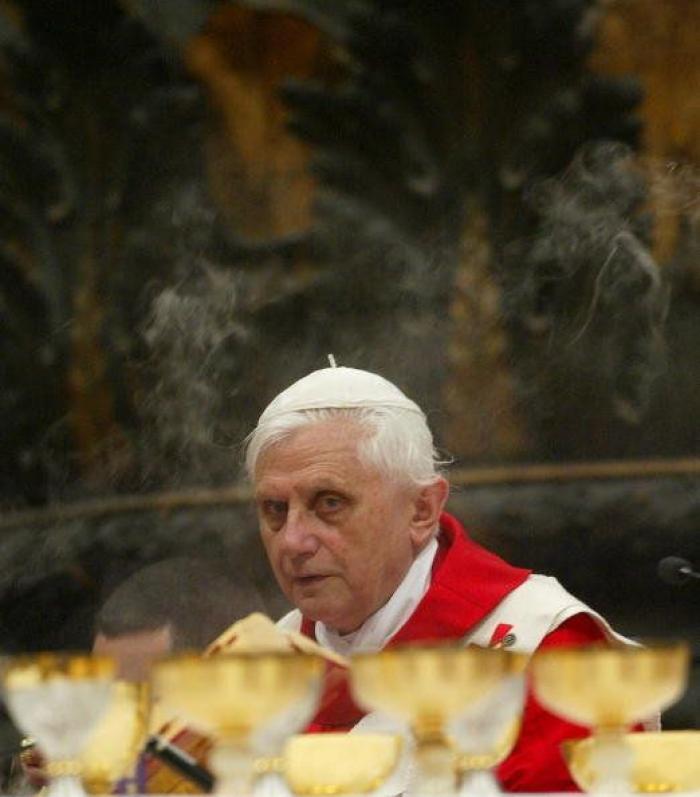 Lombardi reconoce que el papa se golpeó la cabeza con el lavabo durante su viaje a México