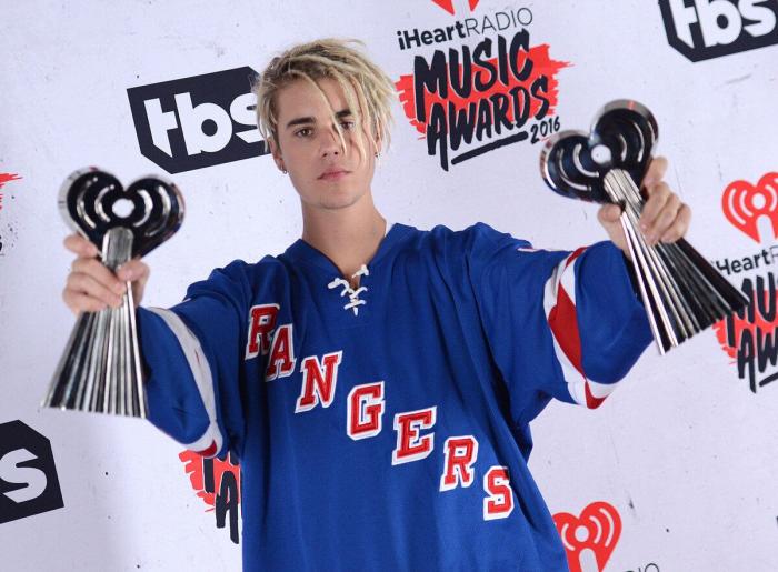 Hailey Baldwin se harta de críticas y desvela que tiene una enfermedad genética: se ve a simple vista