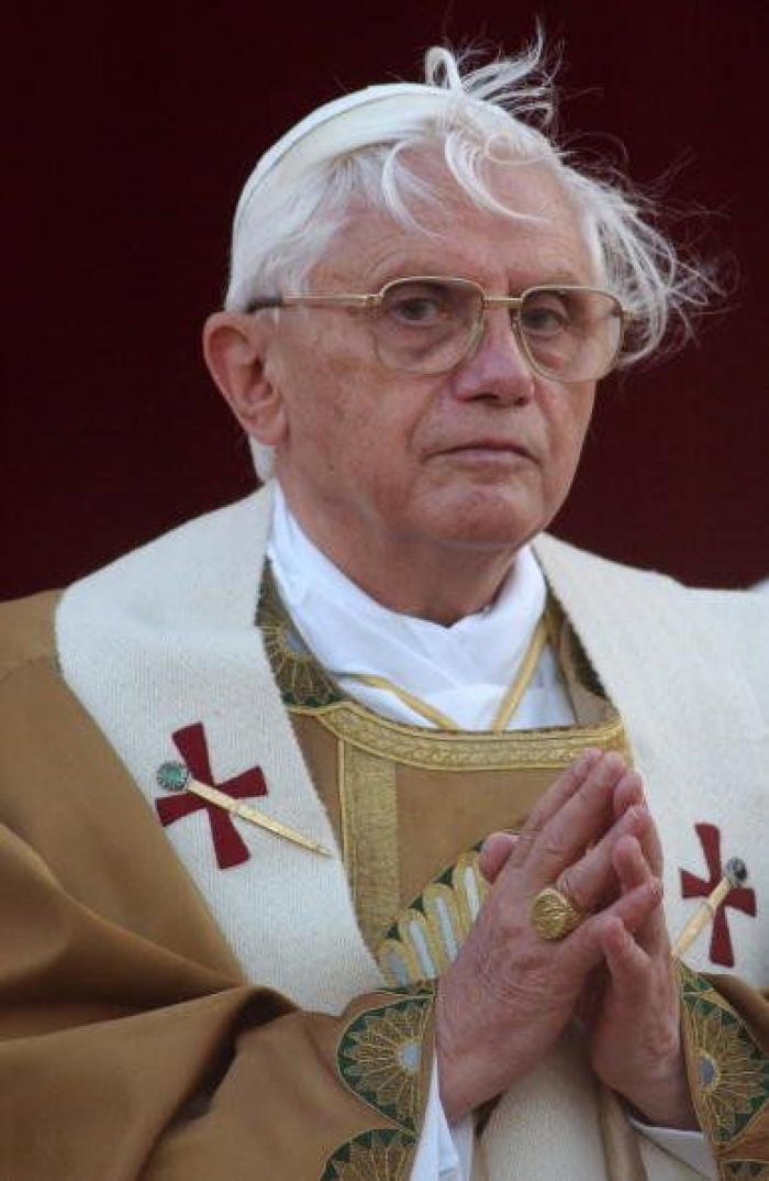 Lombardi reconoce que el papa se golpeó la cabeza con el lavabo durante su viaje a México