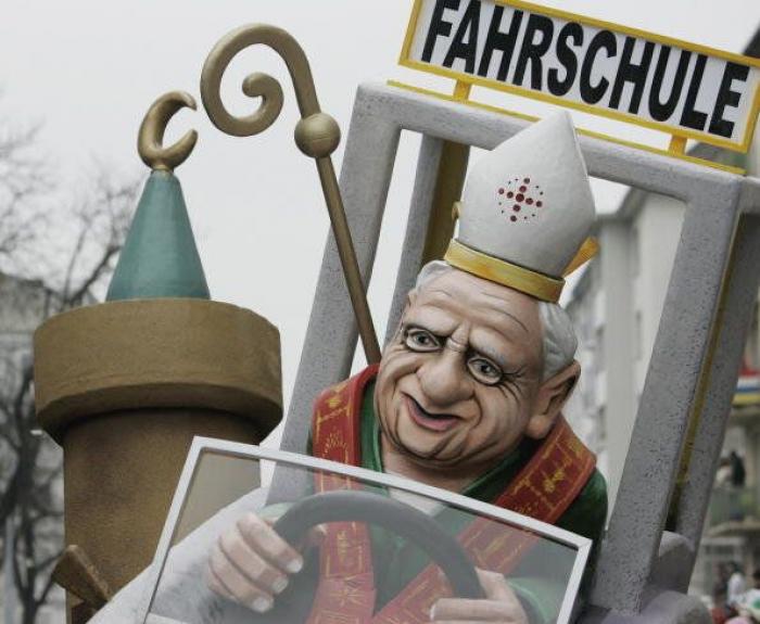 Lombardi reconoce que el papa se golpeó la cabeza con el lavabo durante su viaje a México