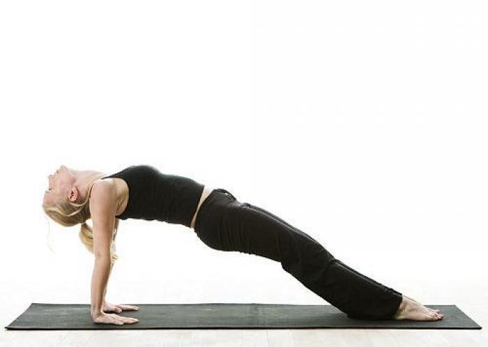 6 posturas de yoga que te harán sentir mejor en primavera