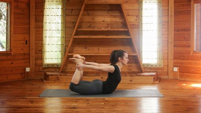 6 posturas de yoga que te harán sentir mejor en primavera