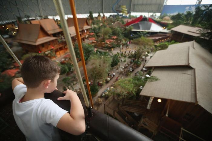 'Paraíso' tropical artificial de Alemania: un antiguo hangar para imaginar la playa todo el año (FOTOS)