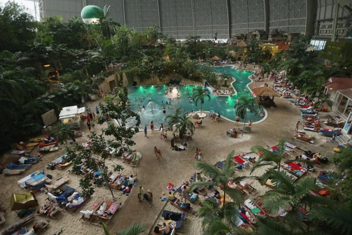'Paraíso' tropical artificial de Alemania: un antiguo hangar para imaginar la playa todo el año (FOTOS)