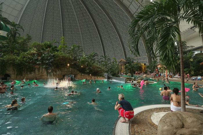 'Paraíso' tropical artificial de Alemania: un antiguo hangar para imaginar la playa todo el año (FOTOS)