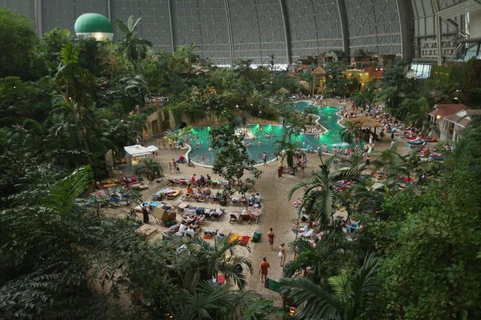 'Paraíso' tropical artificial de Alemania: un antiguo hangar para imaginar la playa todo el año (FOTOS)