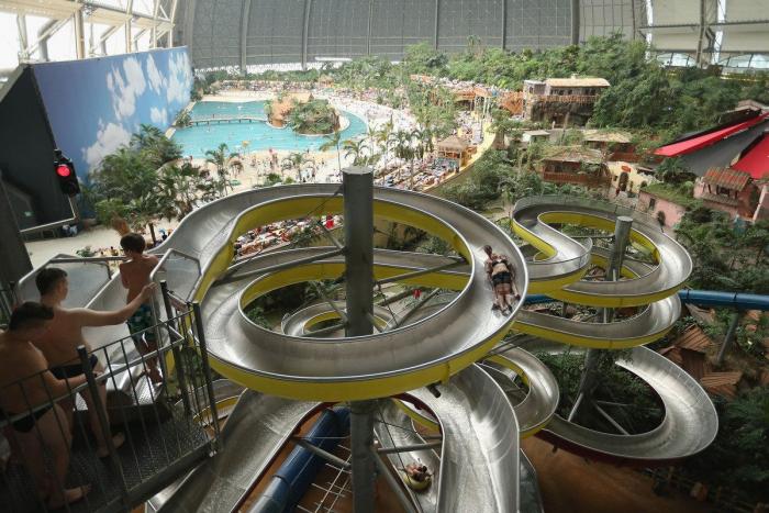 'Paraíso' tropical artificial de Alemania: un antiguo hangar para imaginar la playa todo el año (FOTOS)