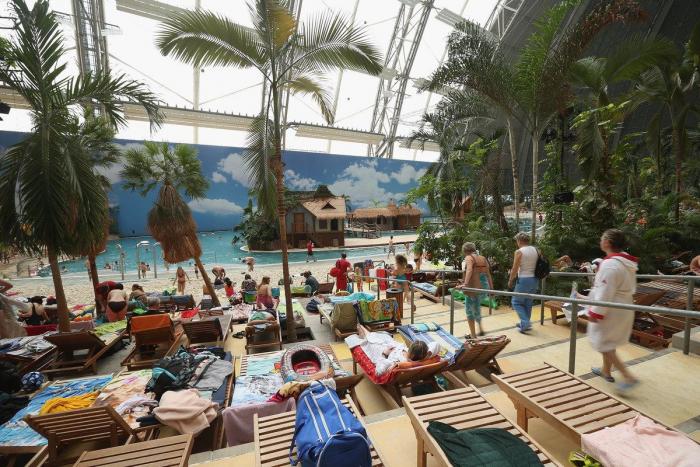'Paraíso' tropical artificial de Alemania: un antiguo hangar para imaginar la playa todo el año (FOTOS)