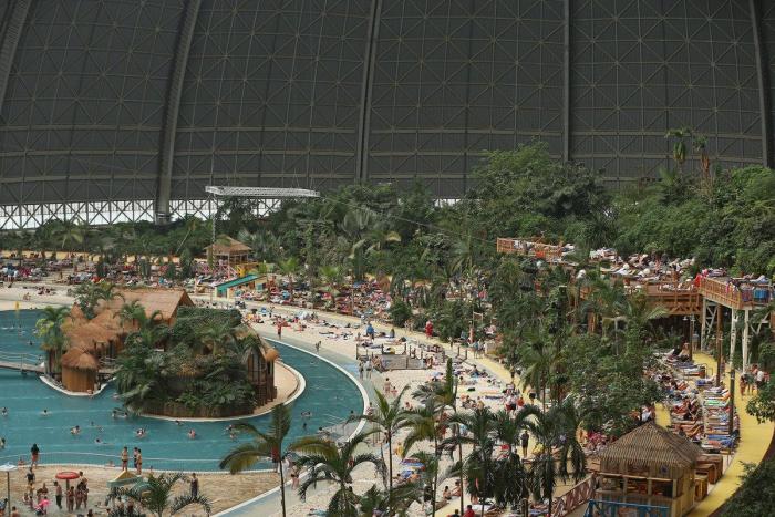 'Paraíso' tropical artificial de Alemania: un antiguo hangar para imaginar la playa todo el año (FOTOS)